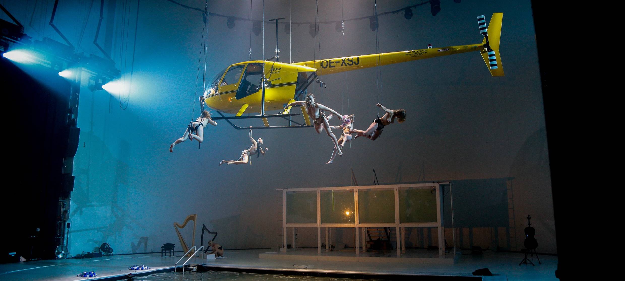 Das Asphalt Festival holt 2025 das Stück "Ophelia's Rot Talent" auf die Bühne. Darin geht es um eine extravagante Castingshow in einer Wasserlandschaft mit schwebendem Helikopter. Spielort wird das Große Haus des Schauspielhauses sein.