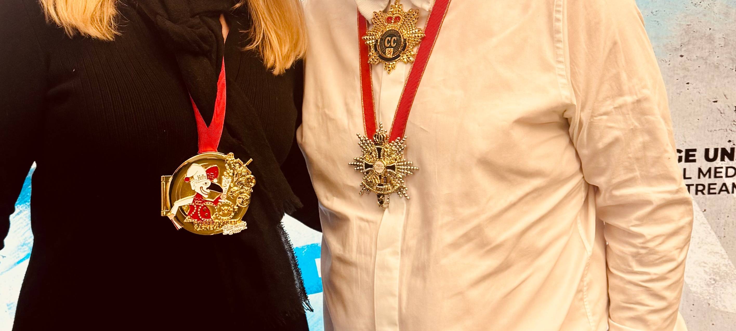 Moderatorin Claudia Monréal mit CC Präsident Lothar Hörning, beide haben den aktuellen Karnevalsorden um den Hals hängen