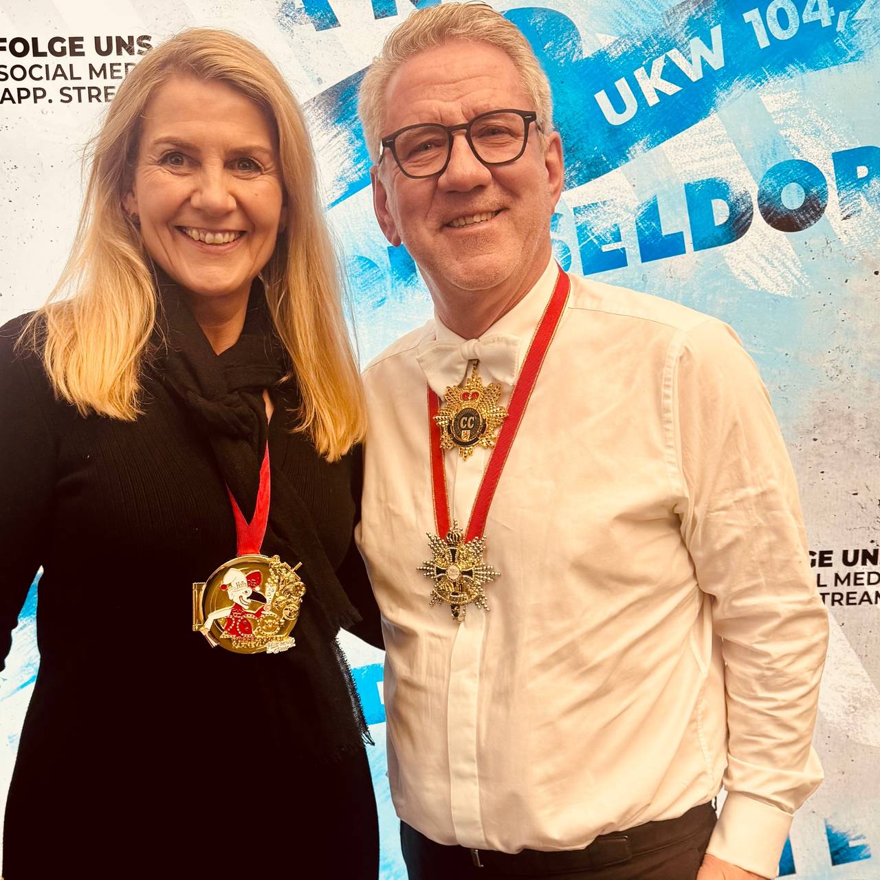 Moderatorin Claudia Monréal mit CC Präsident Lothar Hörning, beide haben den aktuellen Karnevalsorden um den Hals hängen