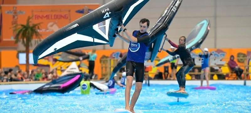 Windsurfer auf Wasserbecken bei der Messe Boot
