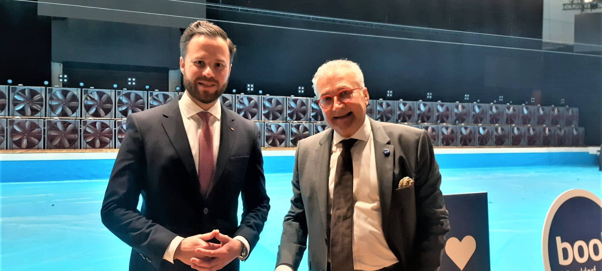 Petros Michelidakis und Marius Berlemann stehen vor dem leeren Wasserbecken der boot 2025.