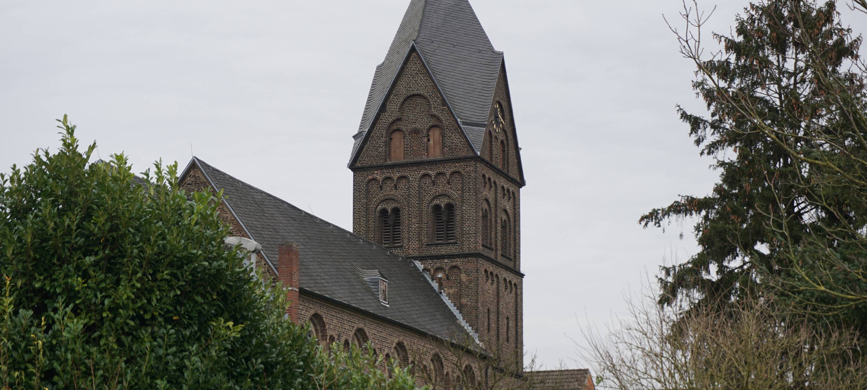 Blick auf die Kirche St. Agnes in Angermund
