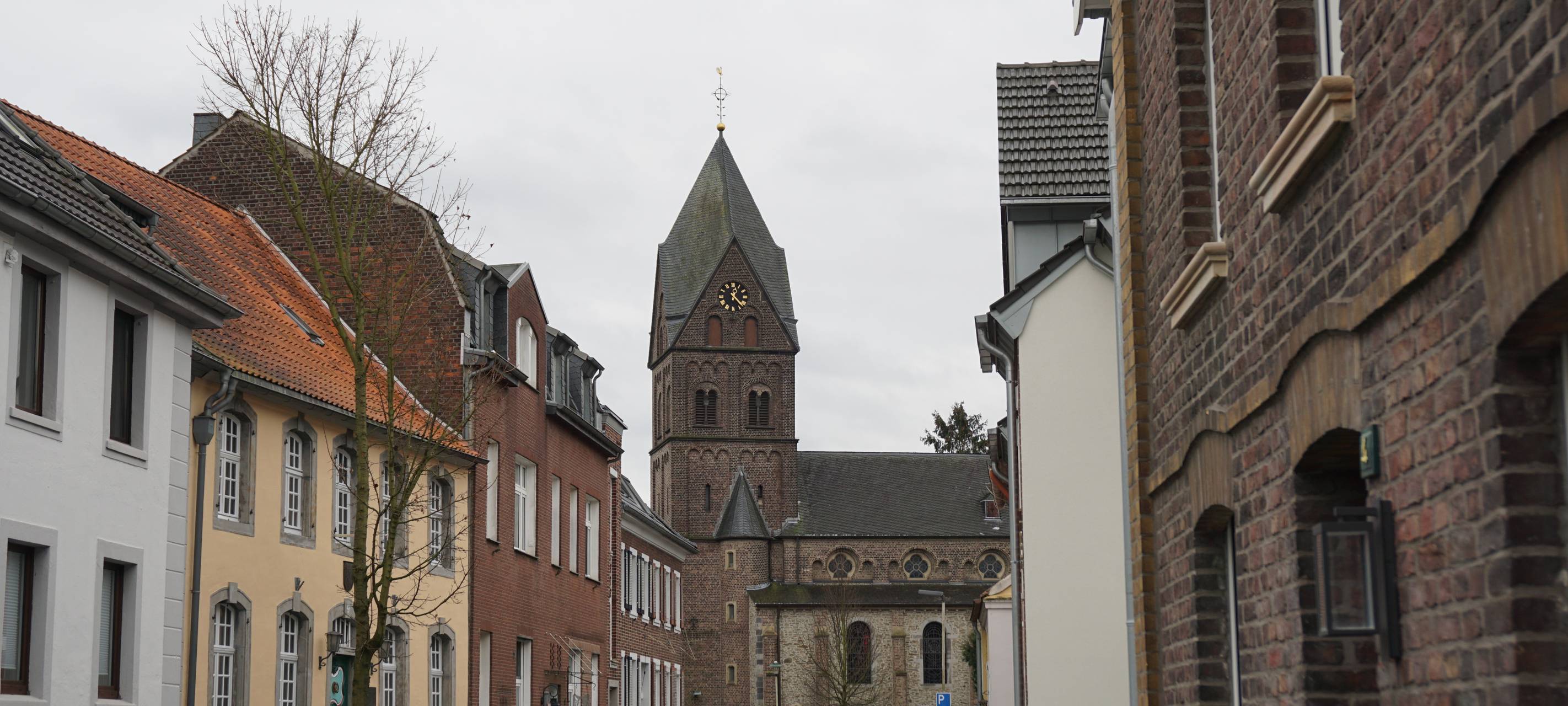 Der Weg zur Kirche St. Agnes in Angermund