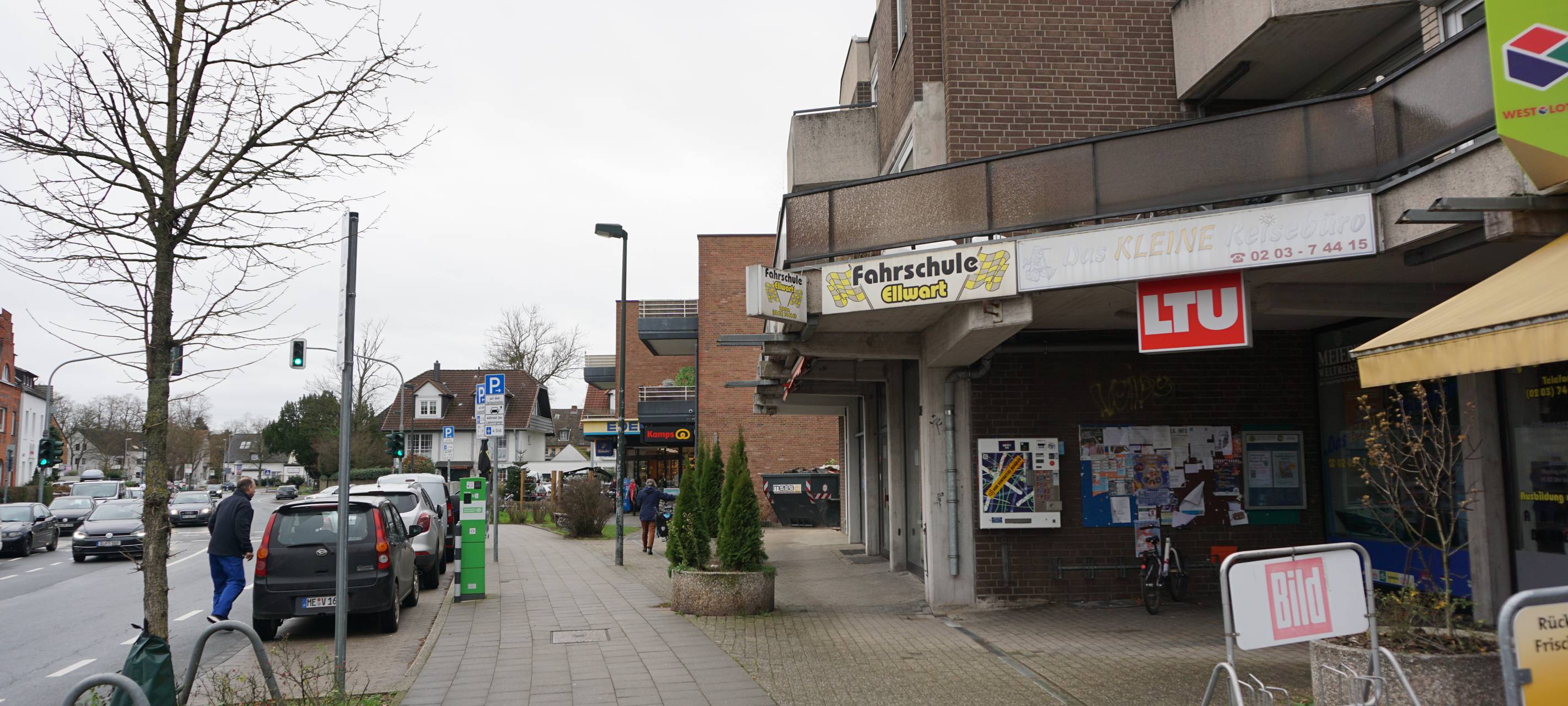 Straße mit Einkaufsmöglichkeiten in Angermund