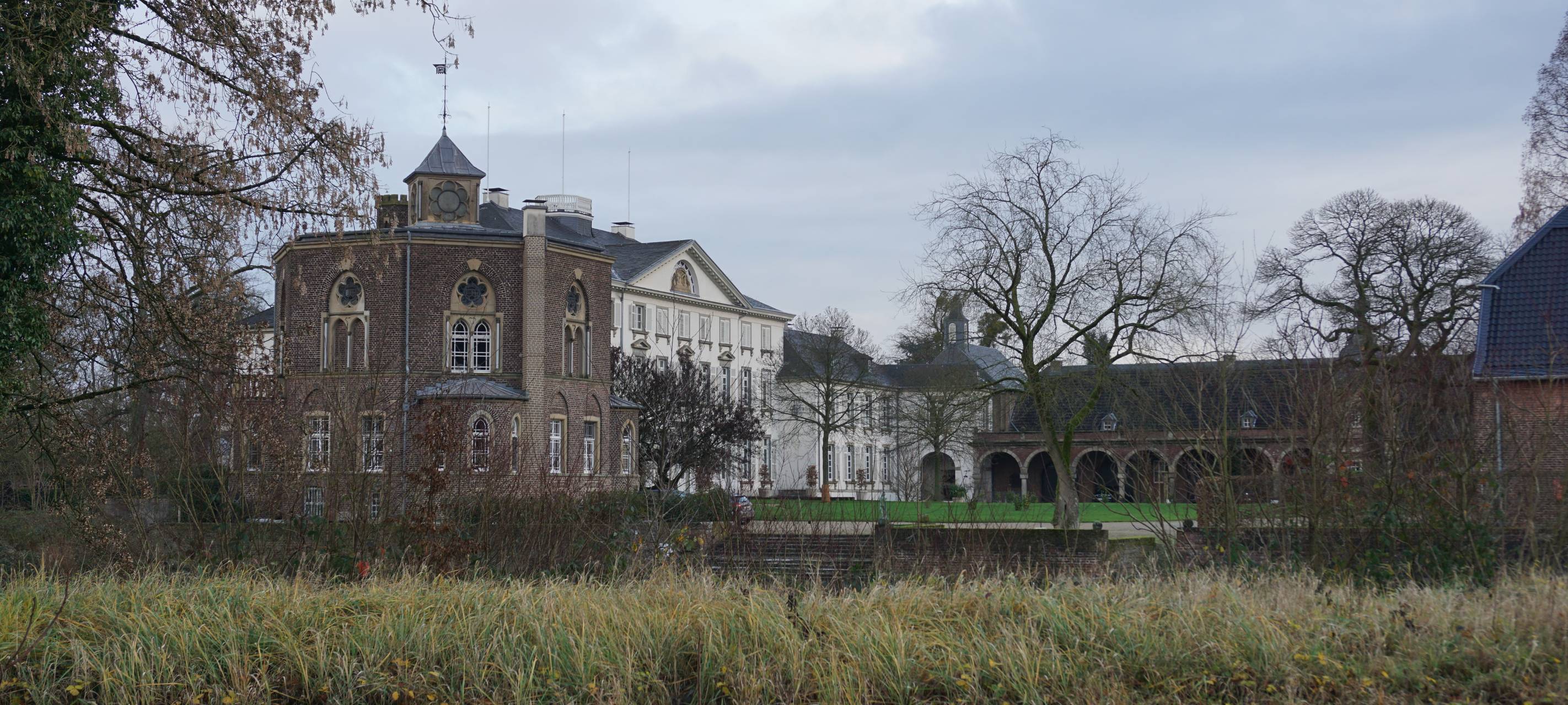Blick auf das Schloss Heltorf vom Park