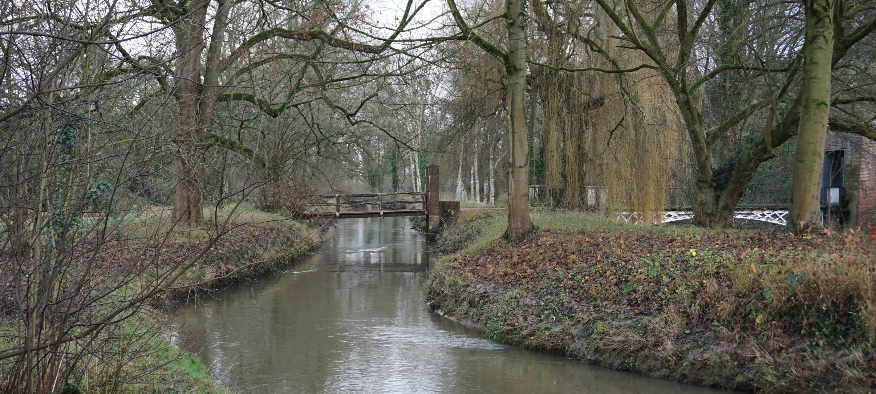 Brücke im Park des Schlosses Heltorf in Angermund