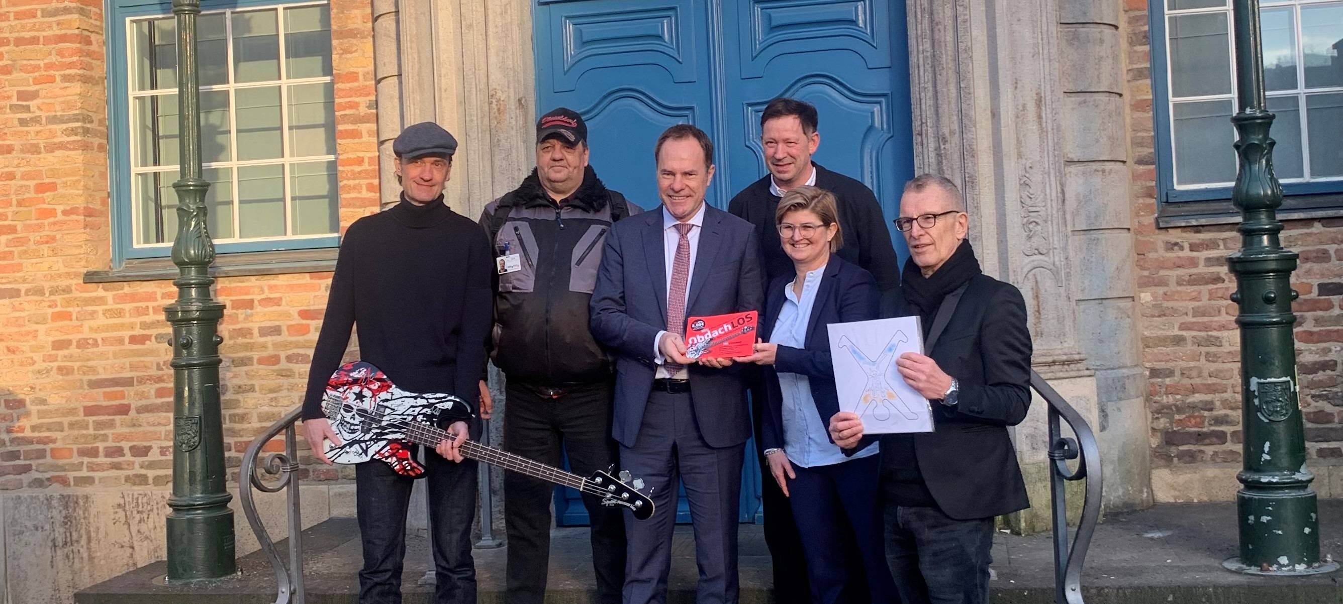 Breiti von den Toten Hosen mit Gitarre und Stefan Keller und weitere Personen mit dem Obdach-LOS.