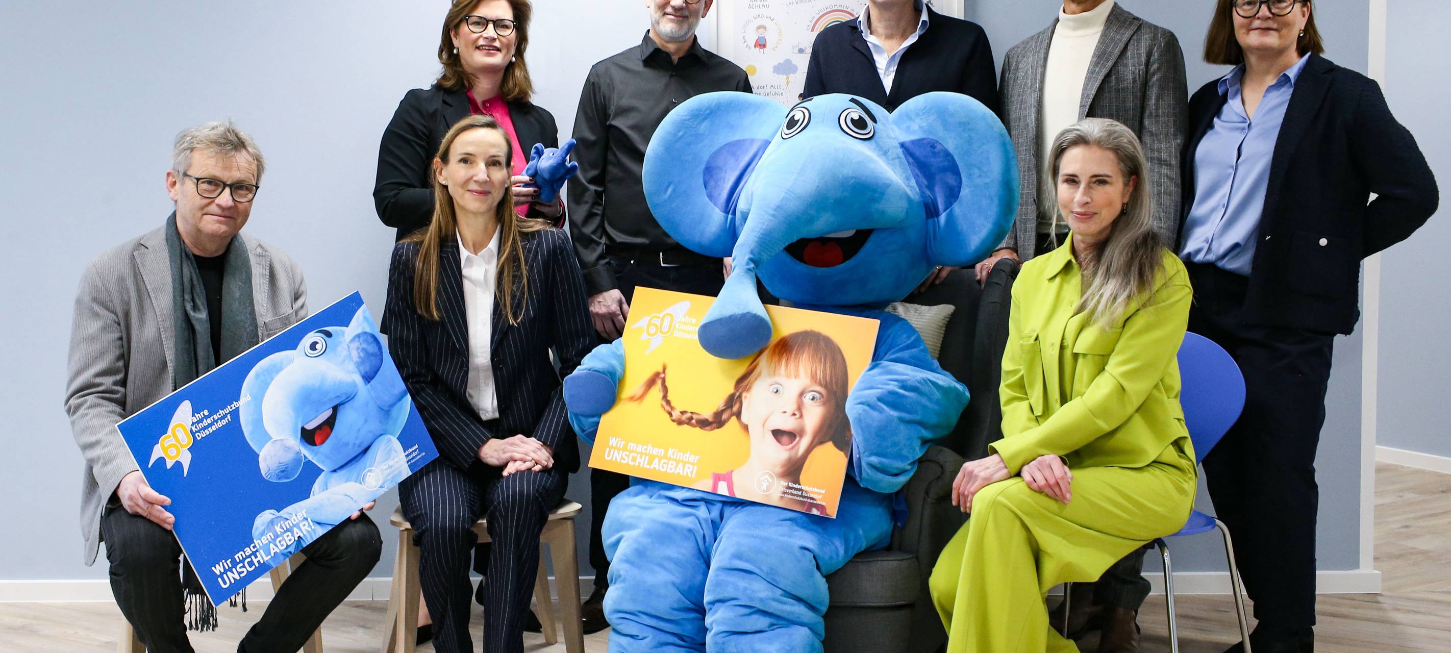 Auf dem Bild zu sehen sind sechs bekannte Persönlichkeiten, die das Jubiläumsjahr des Kinderschutzbundes unterstützen.