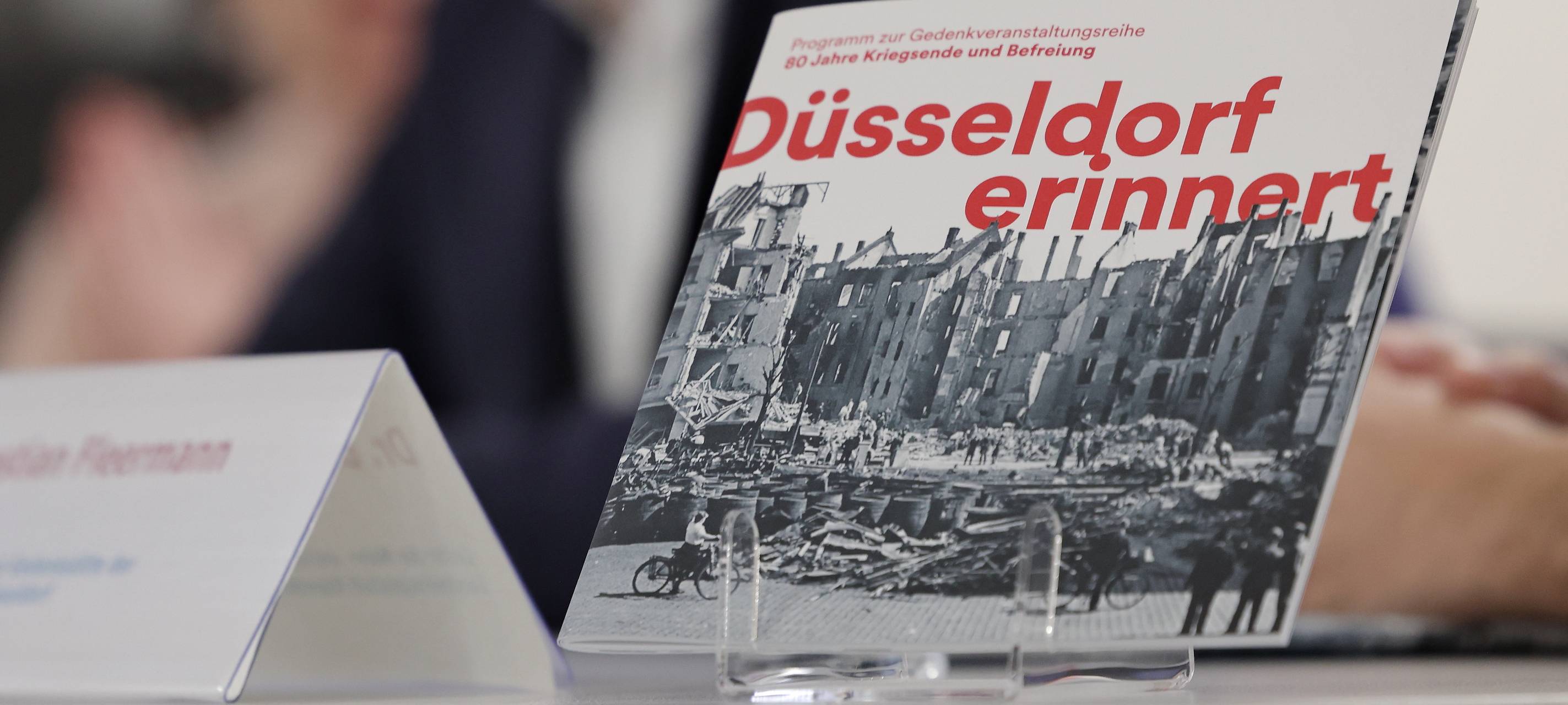 Ein Programm-Heft der Stadt Düsseldorf zum 80-jährigen Gedenken des Kriegsendes und der Befreiung von der NS-Herrschaft.