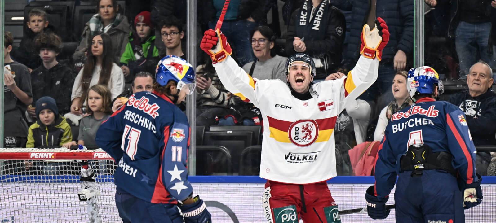 Ein DEG-Spieler bejubelt einen Treffer im Auswärtsspiel gegen München.