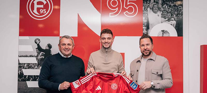 Fortuna Düsseldorf verpflichtet Moritz Heyer. Der neue Spieler zeigt stolz sein neues Trikot.