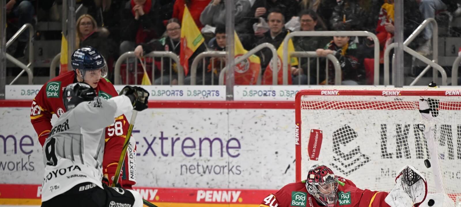 Eine Spielszene aus dem Spiel der DEG gegen die Kölner Haie