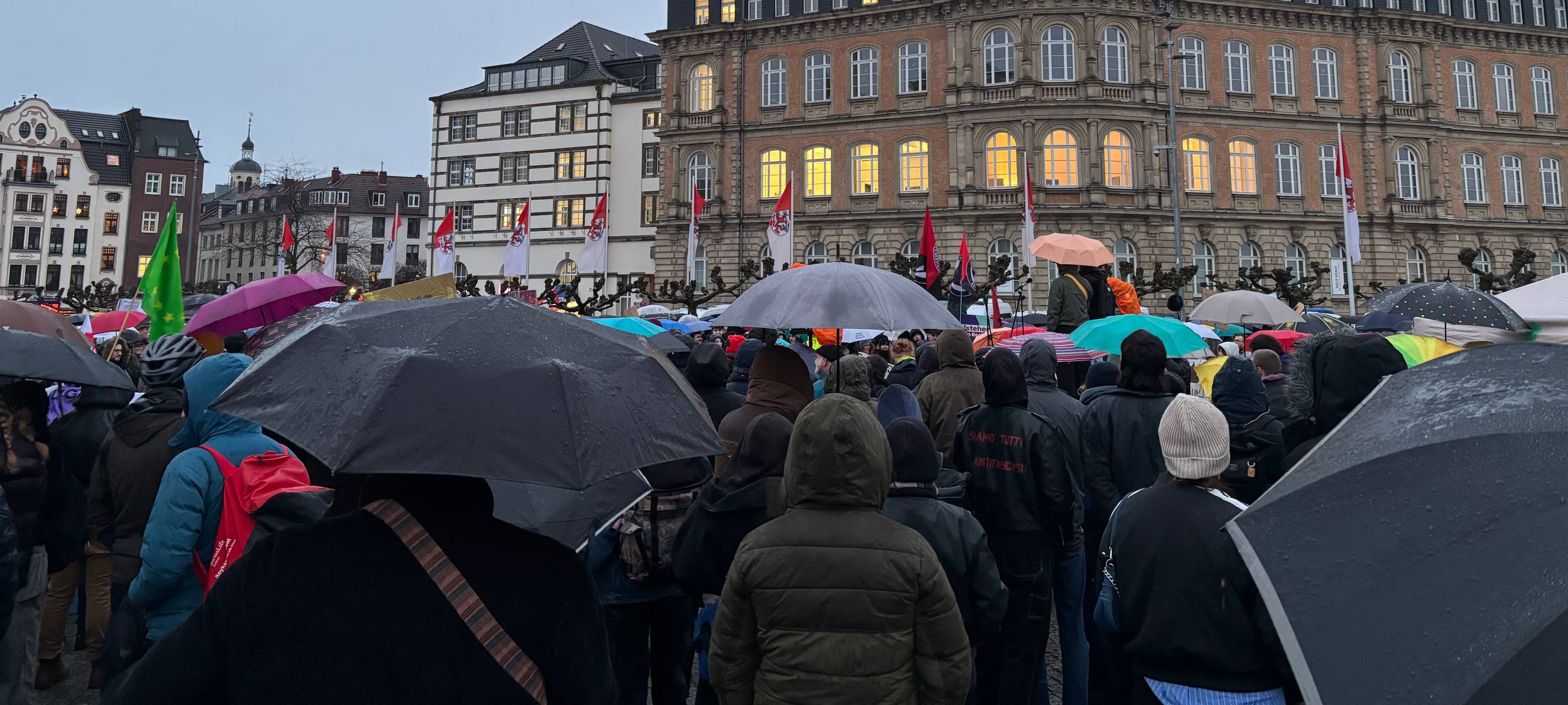 Demonstranten im Regen auf dem Burgplatz