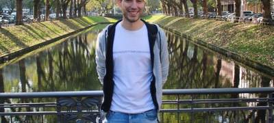 Felix Unger, Lehrer am Görres-Gymnasium. Er steht auf einer Kö-Brücke und lächelt in die Kamera.