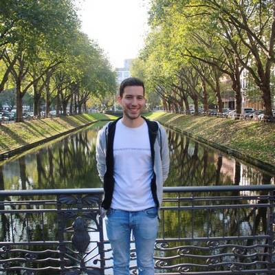 Felix Unger, Lehrer am Görres-Gymnasium. Er steht auf einer Kö-Brücke und lächelt in die Kamera.