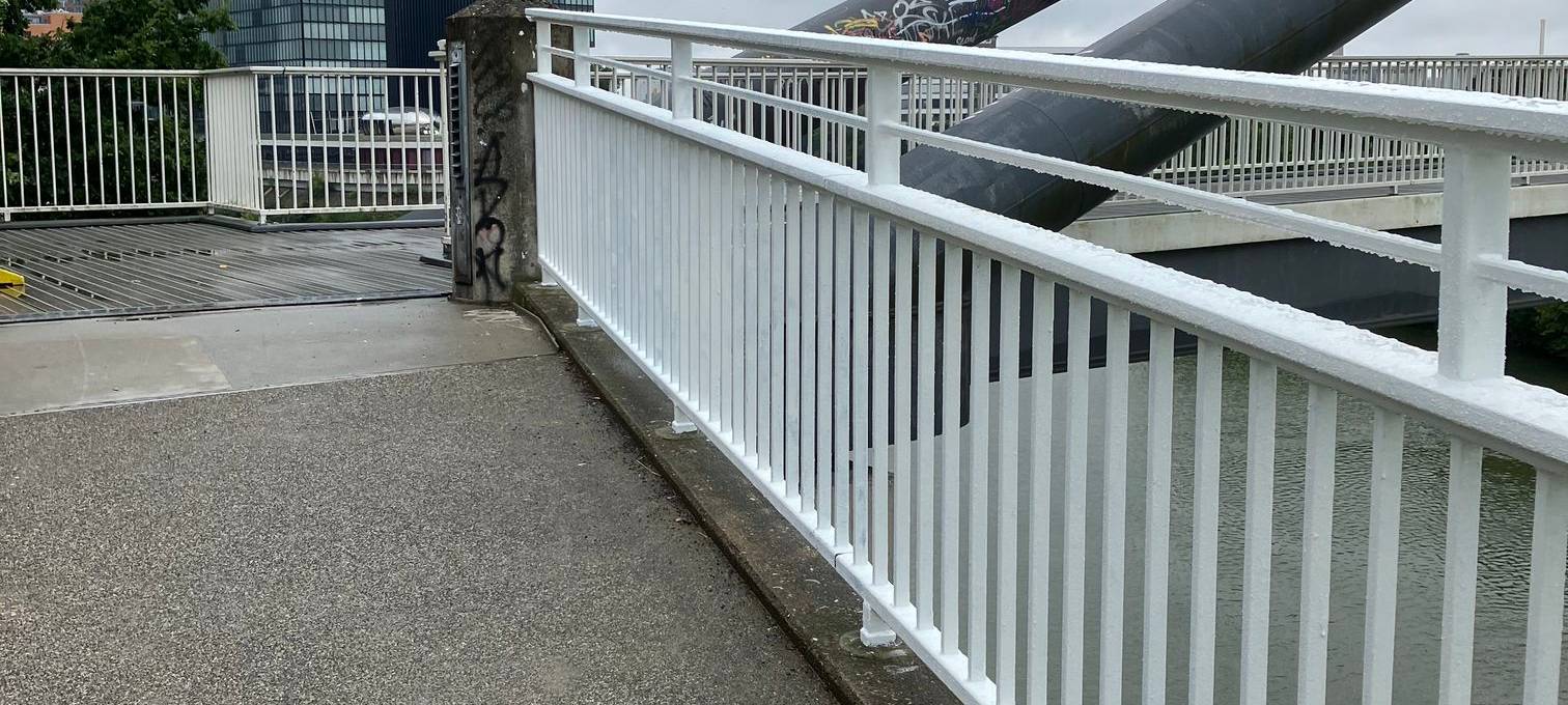 An der Hafeneinfahrtsbrücke am Parlamentsufer gibt es bereits ein sicherheitsbedingt erhöhtes Geländer.