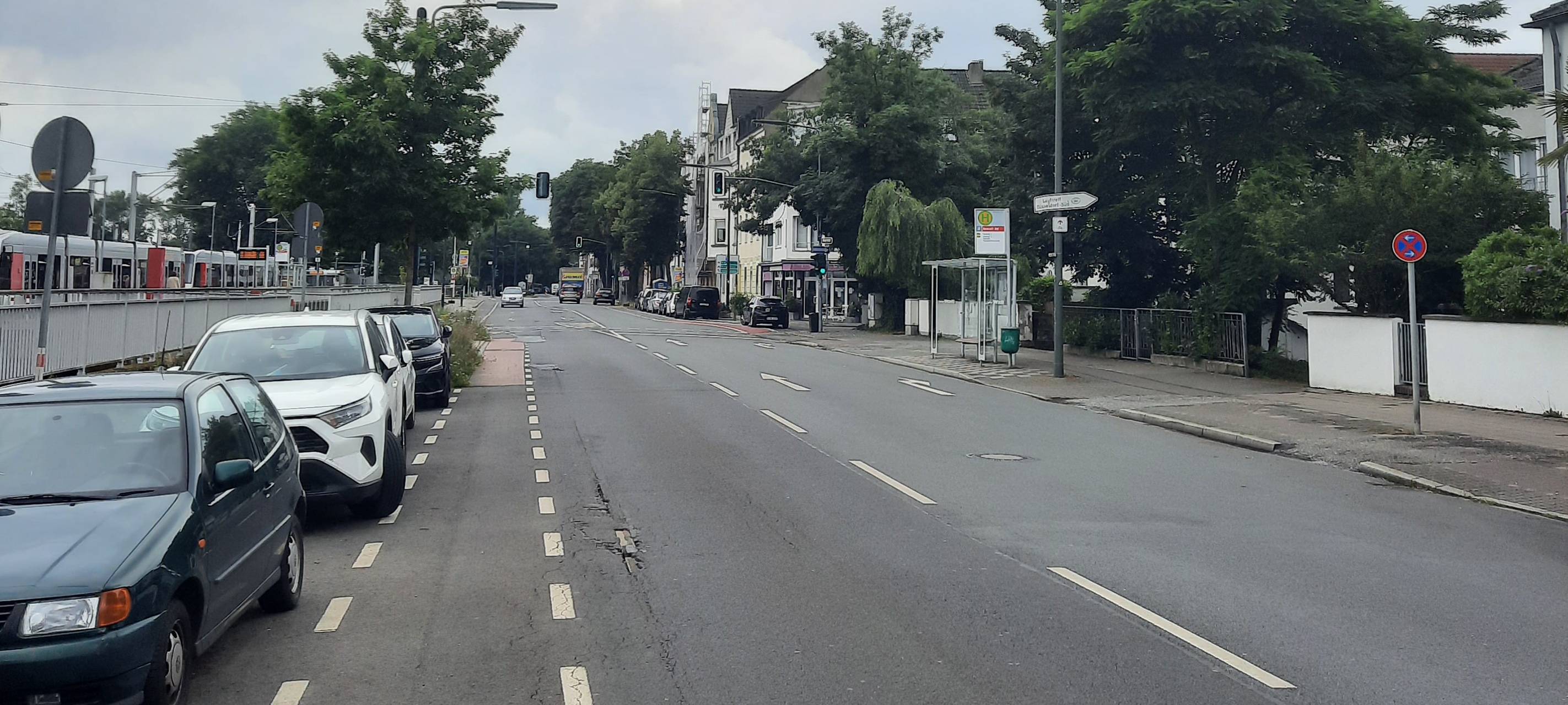 Die Hildener Straße in Benrath ist in die Jahre gekommen und benötigt einen Umbau. Auf der Straße fahren Autos, gibt es Längsparkplätze und einen Radweg. Parallel fährt die Rheinbahn.
