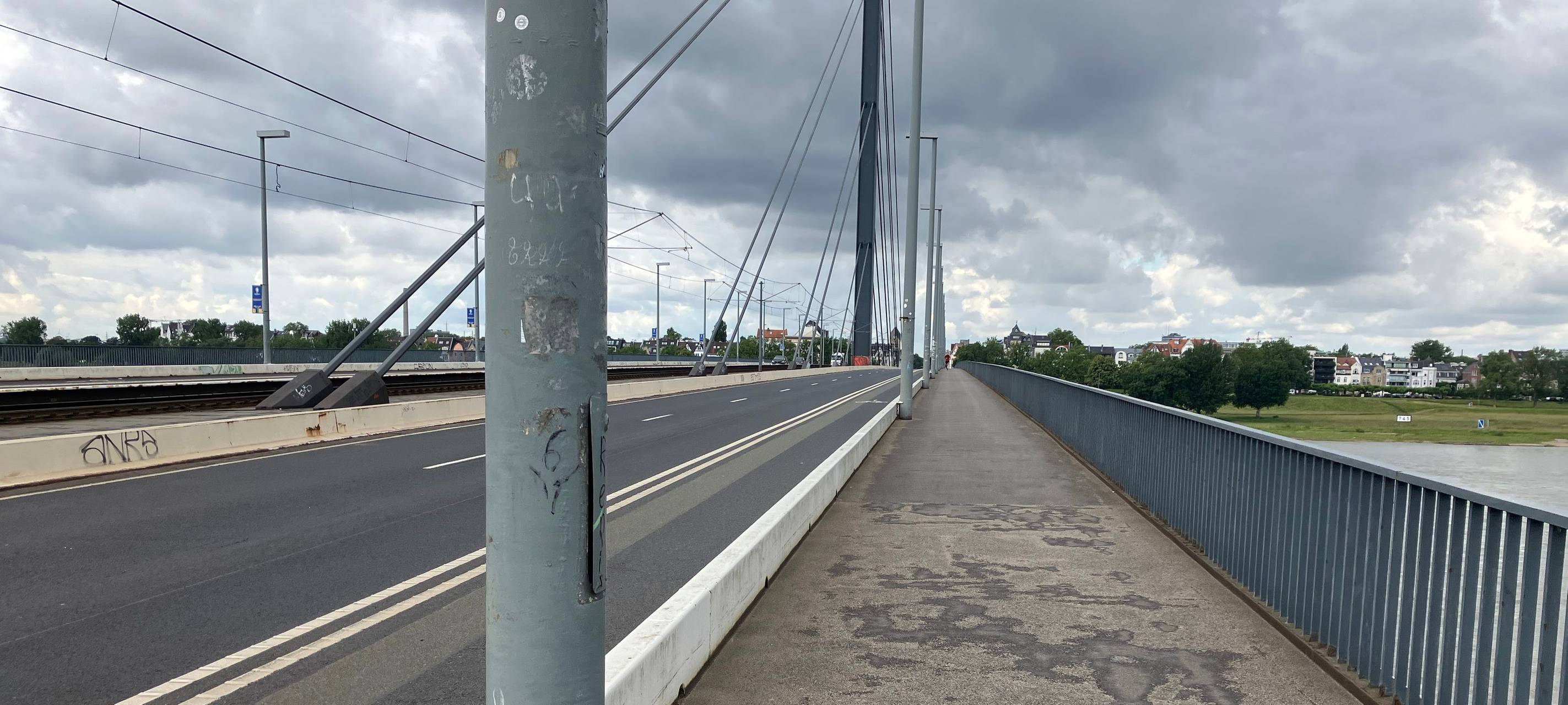 Der Ist-Zustand auf der Oberkasseler Brücke: Die Geländer dort sind inzwischen fast 50 Jahre alt und sollen ab Mitte 2025 optimiert werden.