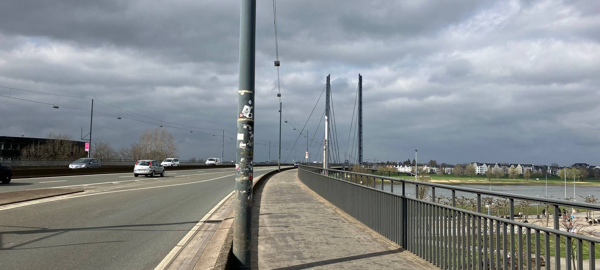 Auf der Rheinkniebrücke ist das Geländer bereits erhöht und die Sicherheit dadurch verbessert worden.