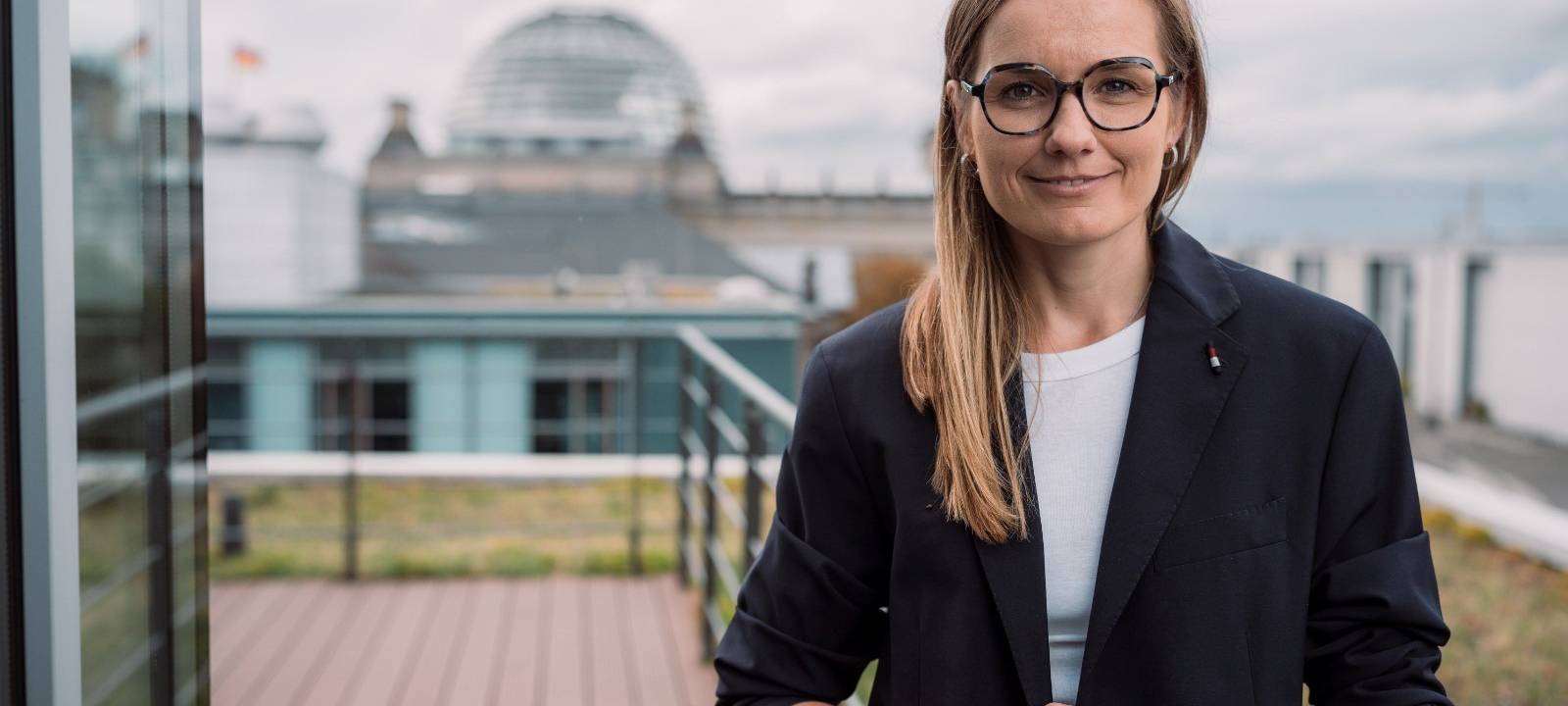 SPD-Bundestagsabgeordnete Zanda Martens vor dem Berliner Reichstag.