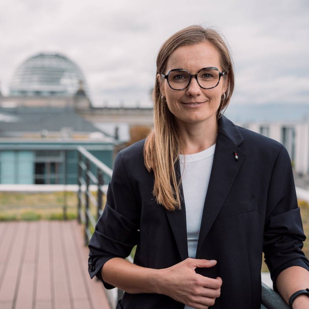 SPD-Bundestagsabgeordnete Zanda Martens vor dem Berliner Reichstag.