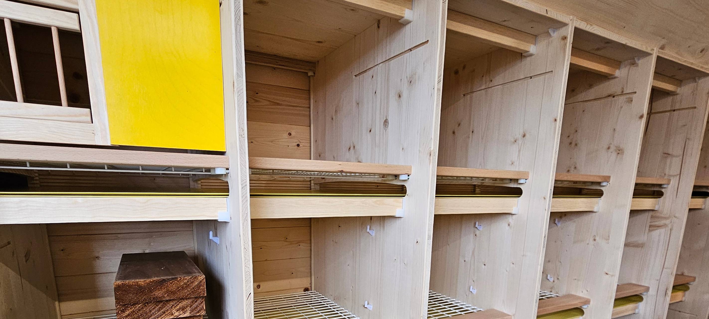 Nist- und Ruheplätze der tauben in einem Taubenhaus. Oben links schließbarer Platz für erkrankte Tiere.