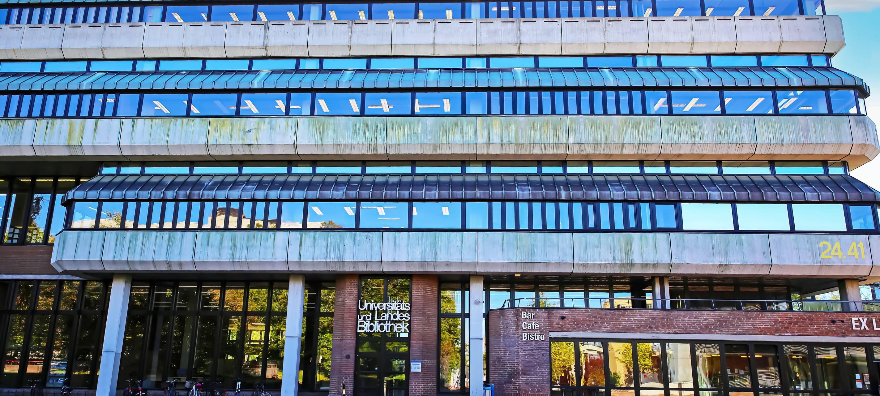 Modernes Bibliotheksgebäude auf dem Campus der Heinrich-Heine-Universität.