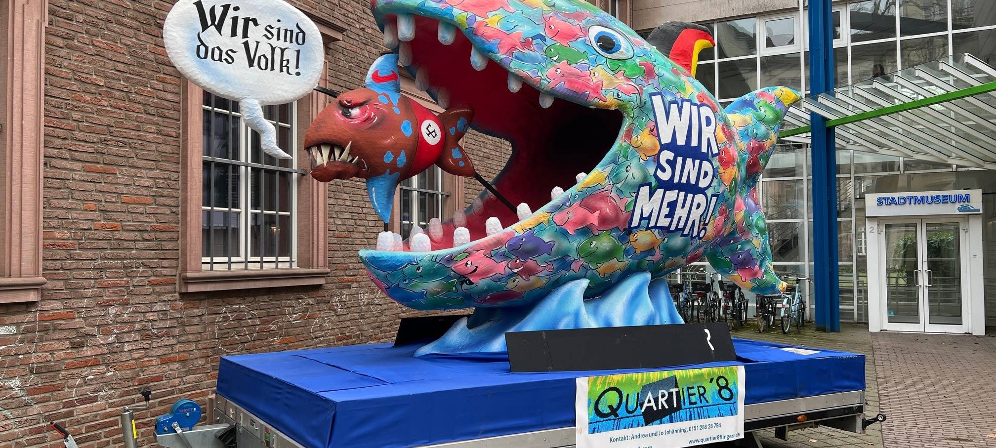 Fisch "Wir sind das Volk" frisst Nazi-Fisch