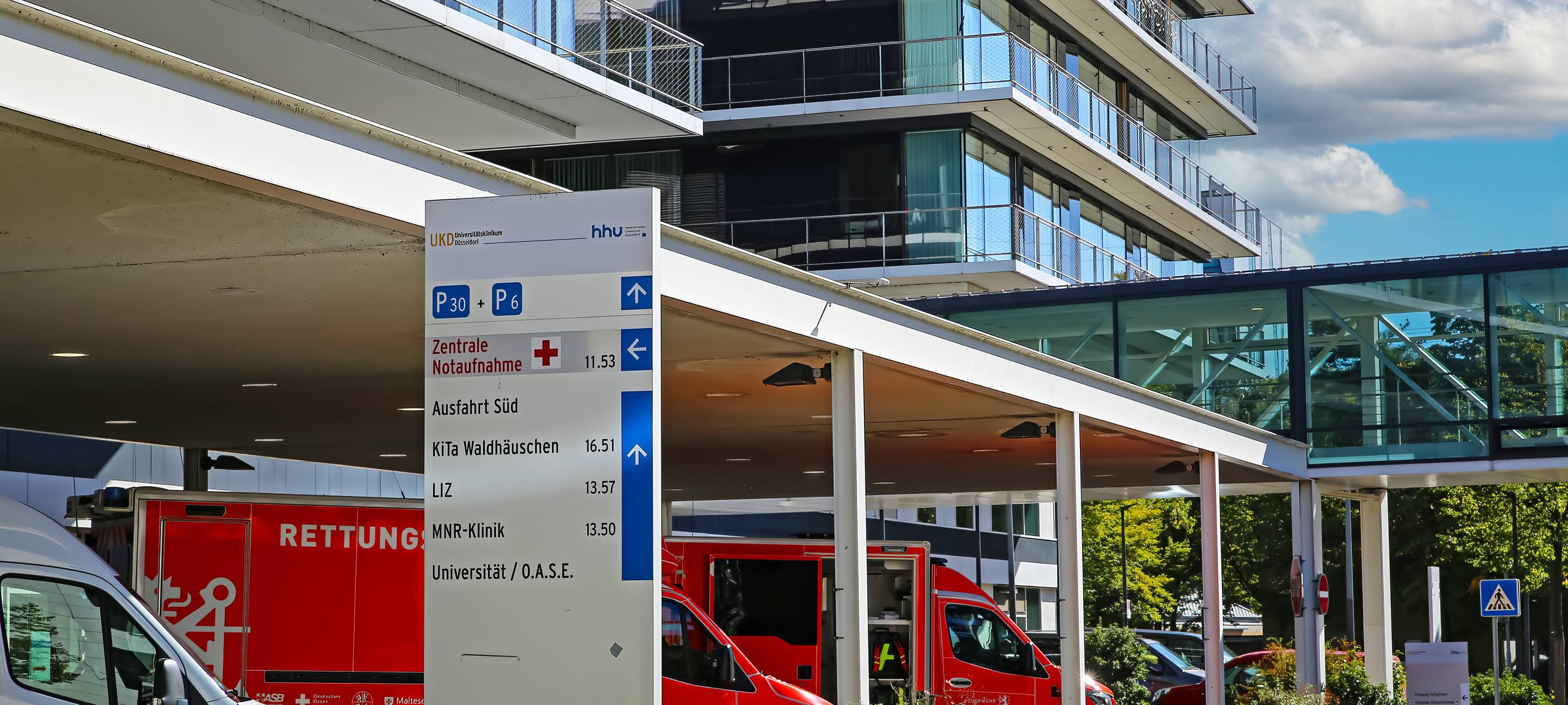 Zentrale Notaufnahme der Uni-Klinik Düsseldorf mit roten Rettungswagen.
