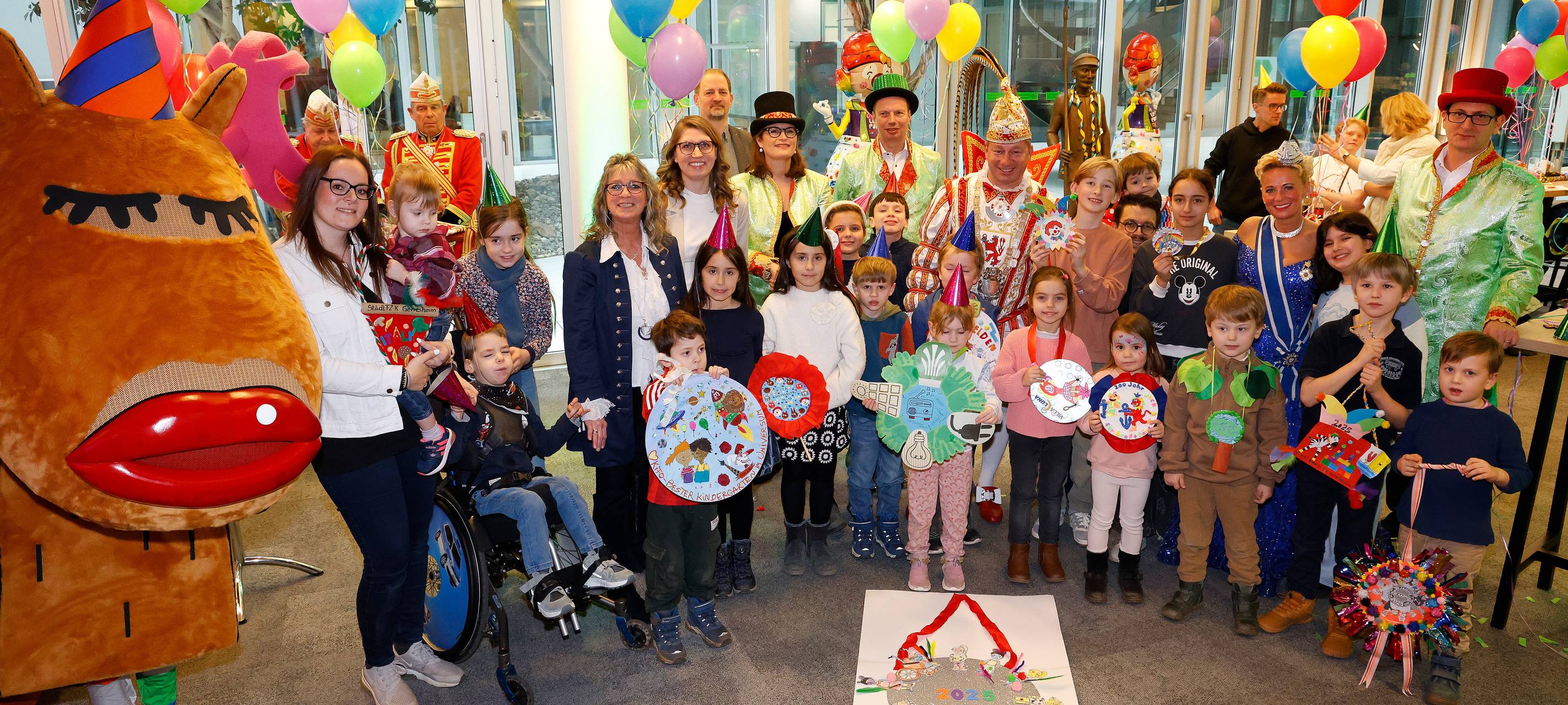 Gruppenfoto mit den Gewinnern von "Kamelle för Pänz" 2025 mit dem Düsseldorfer Prinzenpaar und vielen bunten Orden.