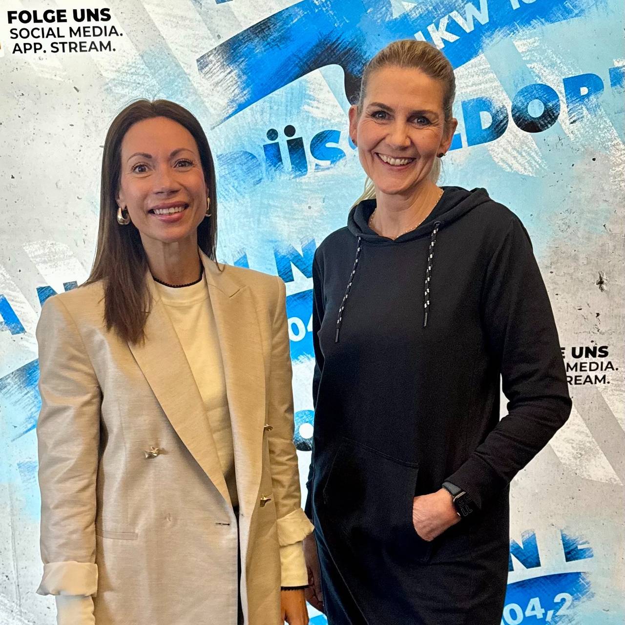 Claudia Monréal, Moderatorin bei Antenne Düsseldorf mit Talkgast Anja Bezold, Autorin