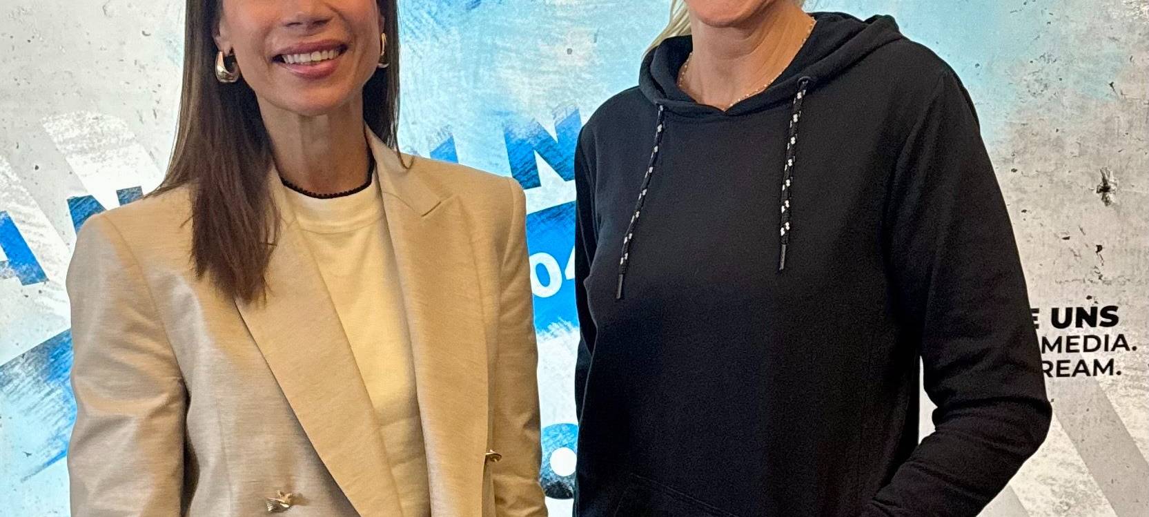 Claudia Monréal, Moderatorin bei Antenne Düsseldorf mit Talkgast Anja Bezold, Autorin