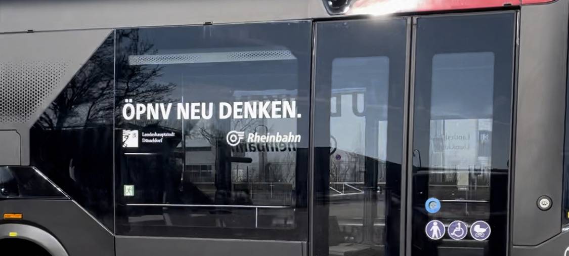 Seitenansicht eines autonomen/selbstfahrenden Shuttles der Rheinbahn