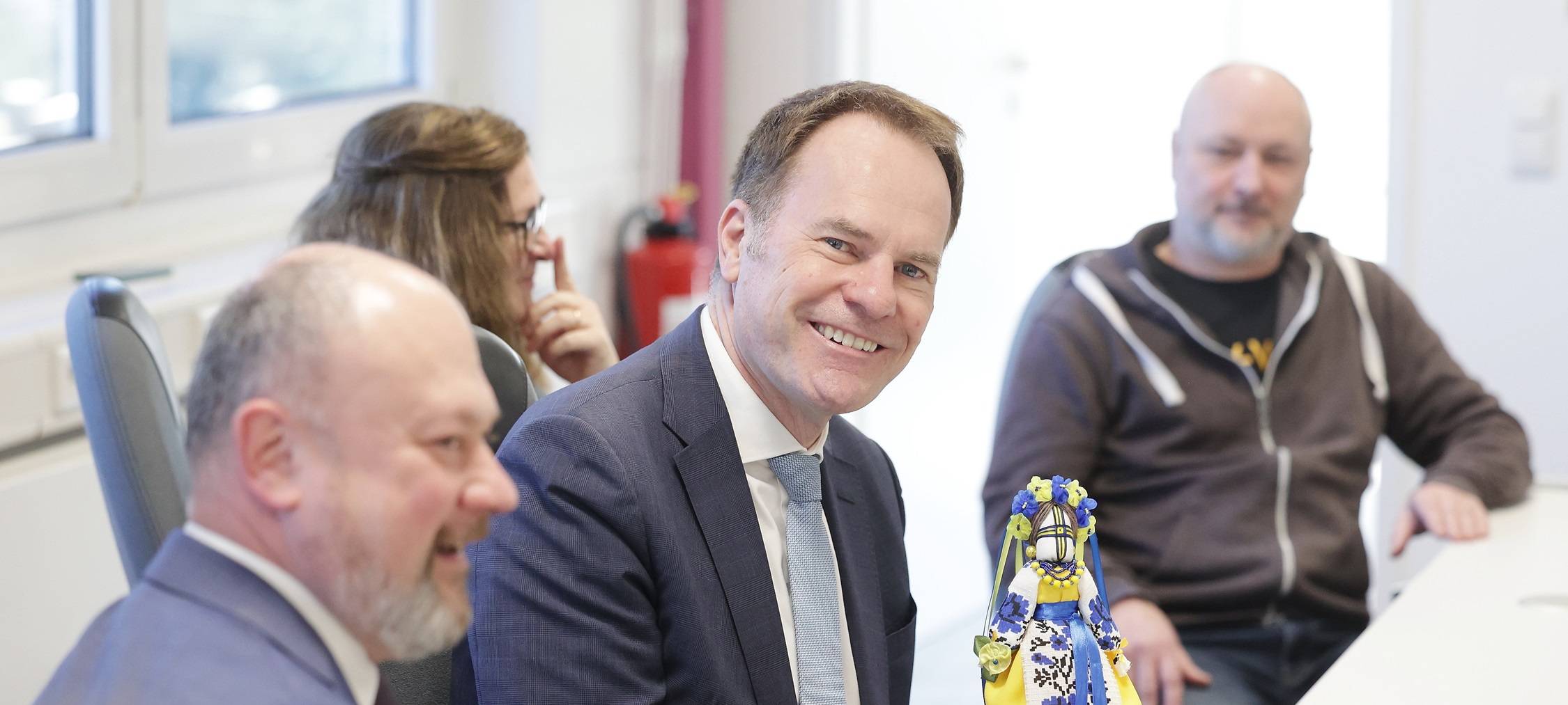 OB Dr. Stephan Keller (m.) mit AVP-Geschäftsführer Sergej Aruin (l.) beim Besuch der "UkraineHilfe".