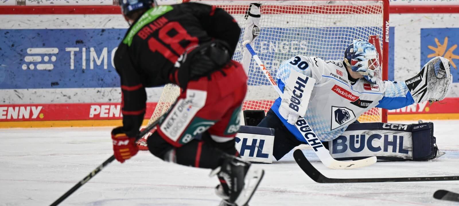 DEG-Stürmer Laurin Braun mit einem Torschussversuch, der aber vom Ingolstädter Keeper pariert wird.