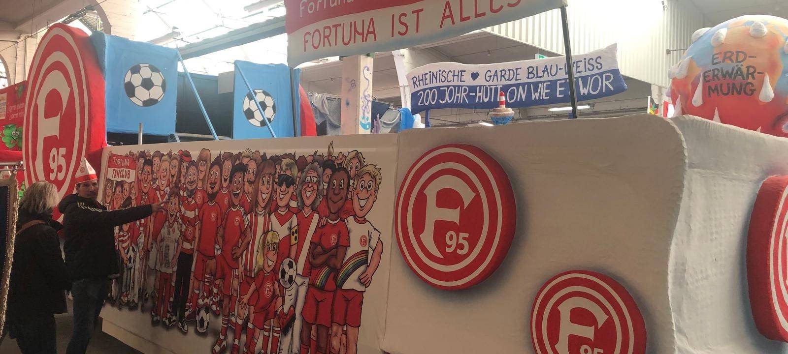 Ex-Kapitän Jens Langeneke präsentiert den Rosenomtagswagen der Fortuna in der Wagenbauhalle. Der von Jacques Tilly rot-weiß gestaltete Wagen soll die Bandbreite der Fortuna-Fans abbilden.