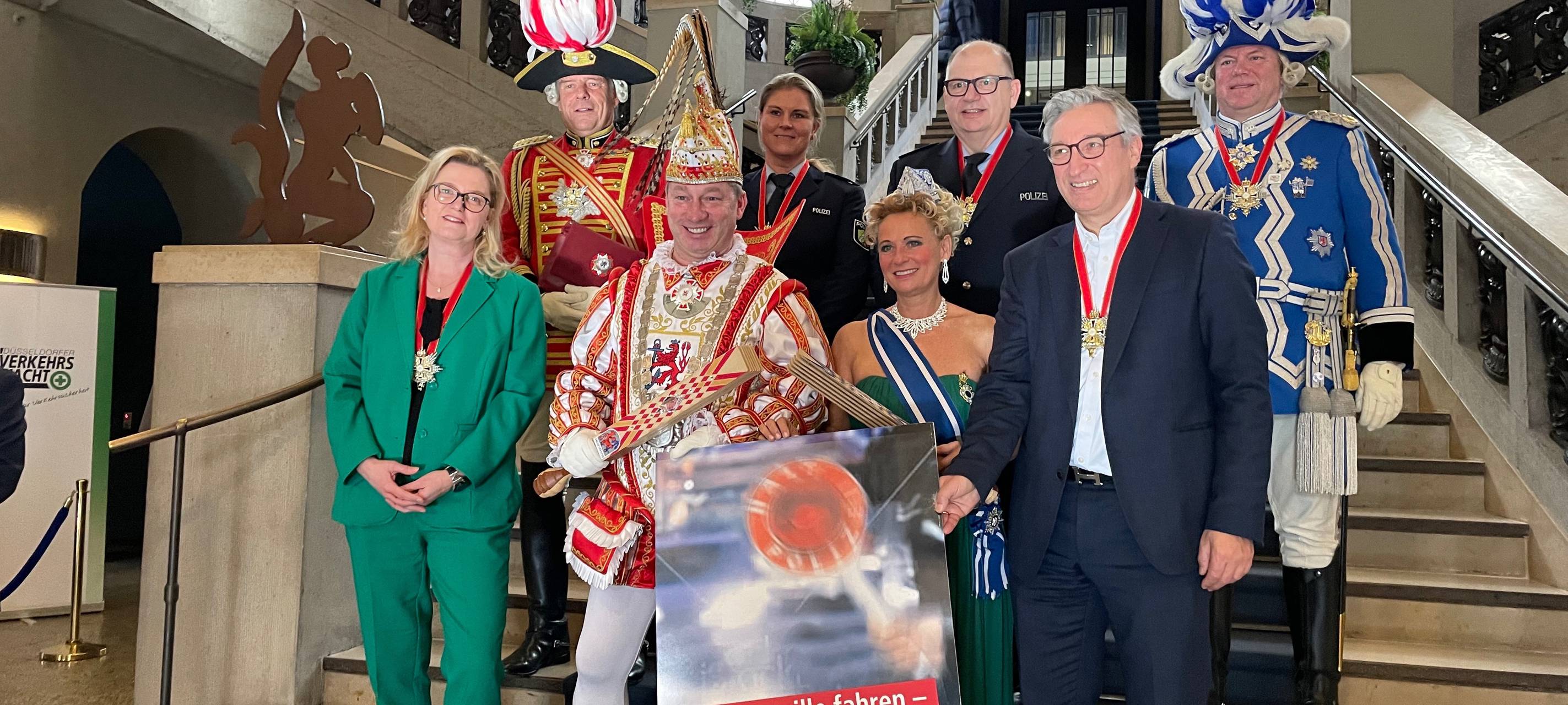 Das Düsseldorfer Prinzenpaar (Andreas & Evelyn) präsentiert gemeinsam mit dem Vorsitzenden der Düsseldorfer Verkehrswacht (Andreas Hartnigk, vorne rechts) und Polizeipräsidentin Miriam Brauns (vorne links) die Aktion "Ohne Promille fahren - Führerschein bewahren"