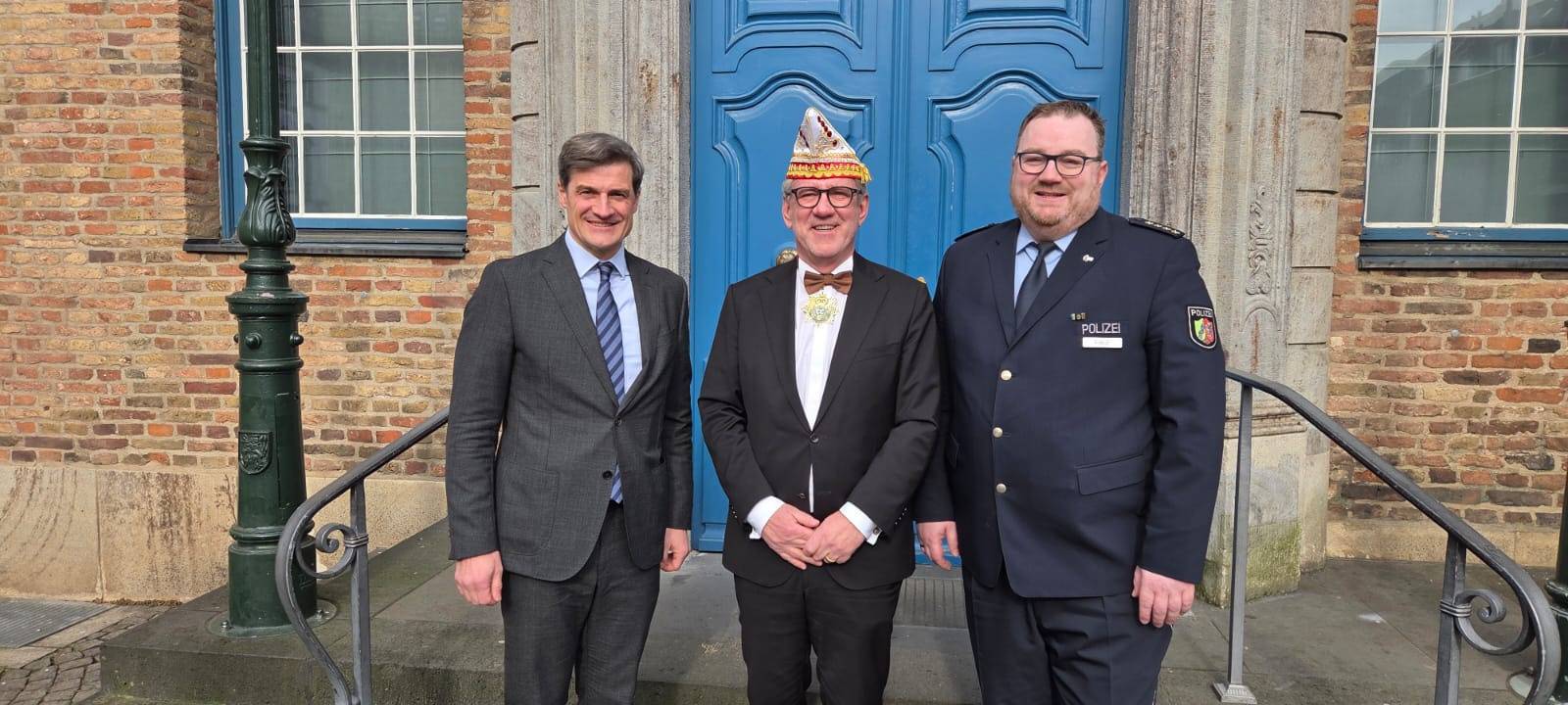 Ordnungsdezernent Christian Zaum, CC-Präsident Lothar Hörning und Thorsten Fleiß von der Düsseldorfer Polizei stehen vor dem Rathaus in Düsseldorf.