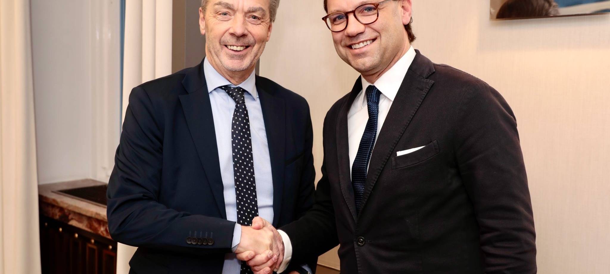 Michael Grütering, Hauptgeschäftsführer der Unternehmerschaft Düsseldorf (links) gratuliert dem neuen Vorsitzenden Michael Jungwirth zur Wahl.