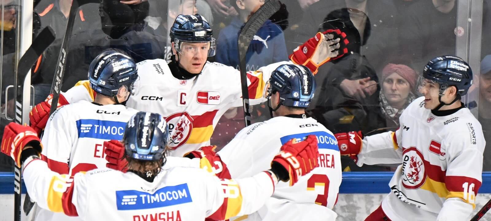 DEG-Spieler bejubeln den Sieg im Auswärtsspiel in und gegen Frankfurt.