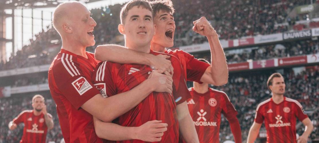 Fortuna-Spieler bejubeln den späten Ausgleich im Auswärtsspiel beim 1. FC Köln.