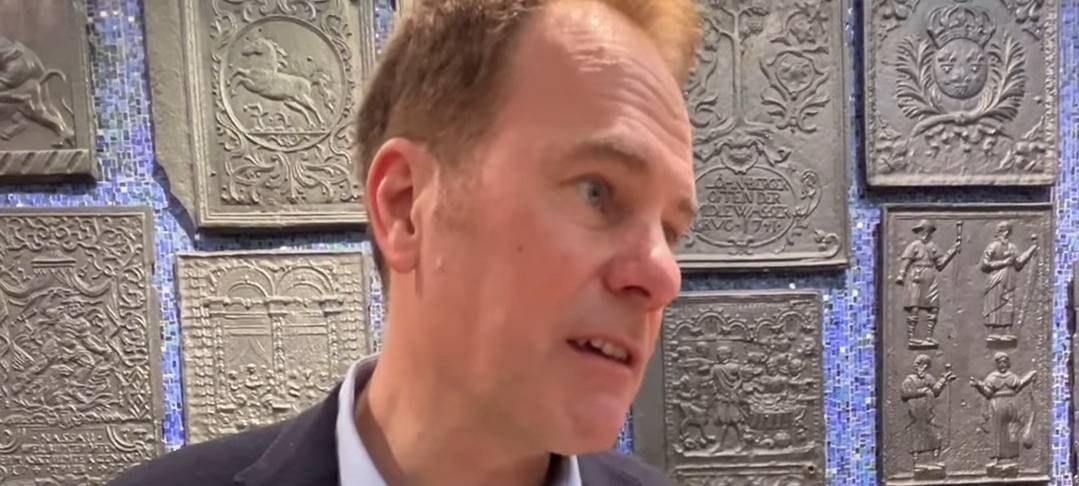 Oberbürgermeister Stephan Keller steht Antenen Düsseldorf im Rathaus Rede und Antwort.