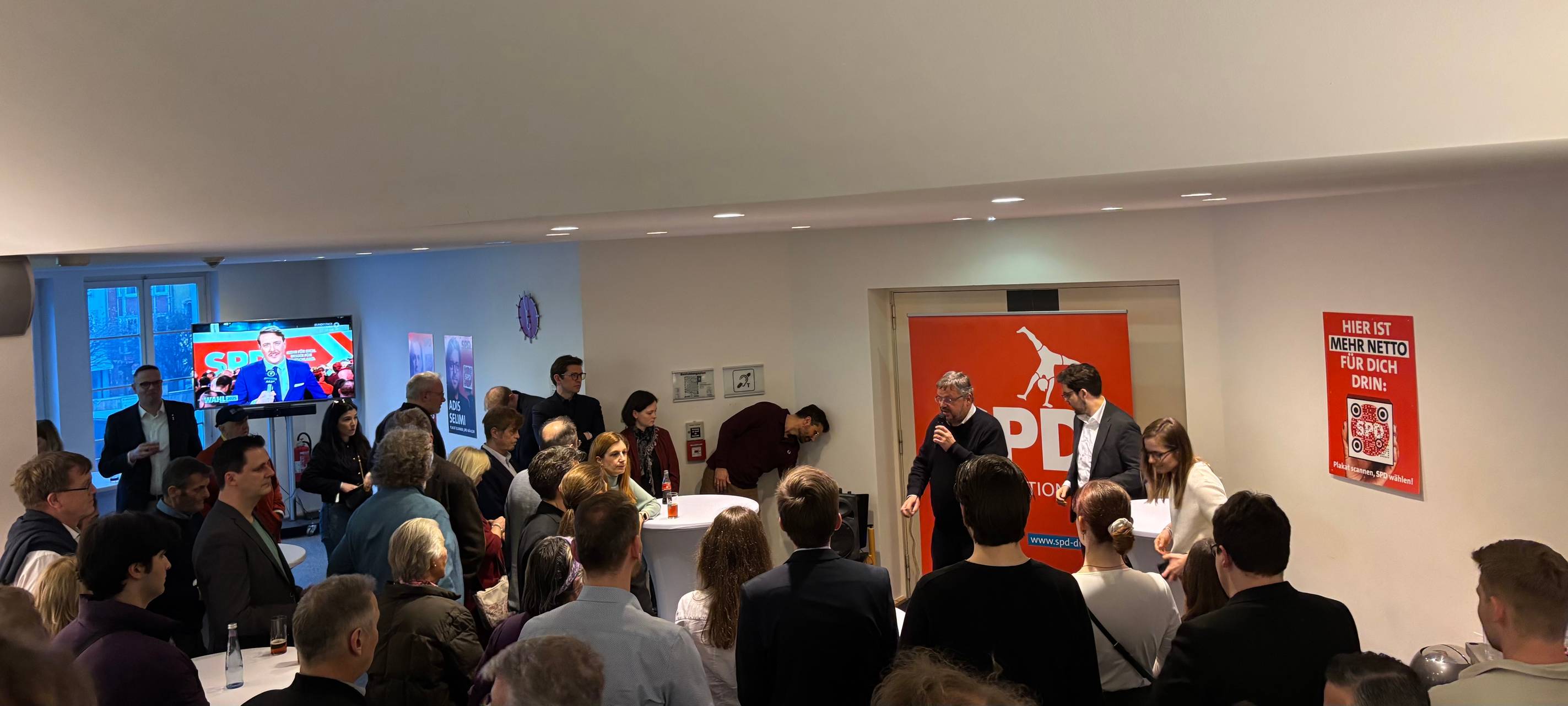 Politiker der SPD am Abend der Bundestagswahl im Rathaus.