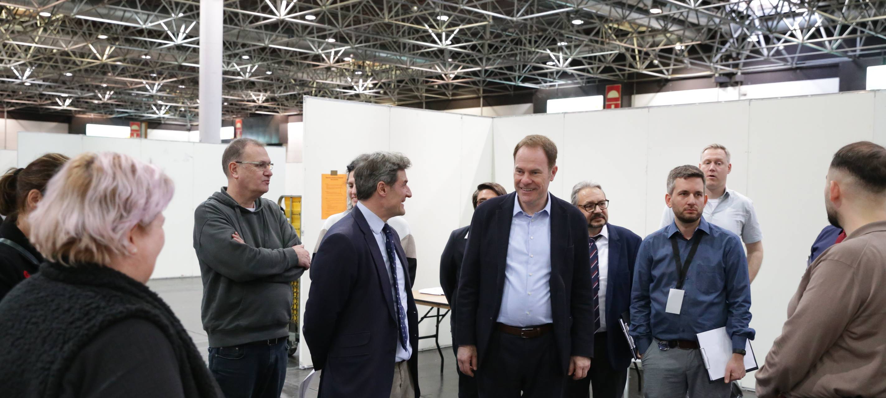 Oberbürgermeister Dr. Stephan Keller und Kreiswahlleiter Christian Zaum bedanken sich bei Wahlhelfern in der Messe.