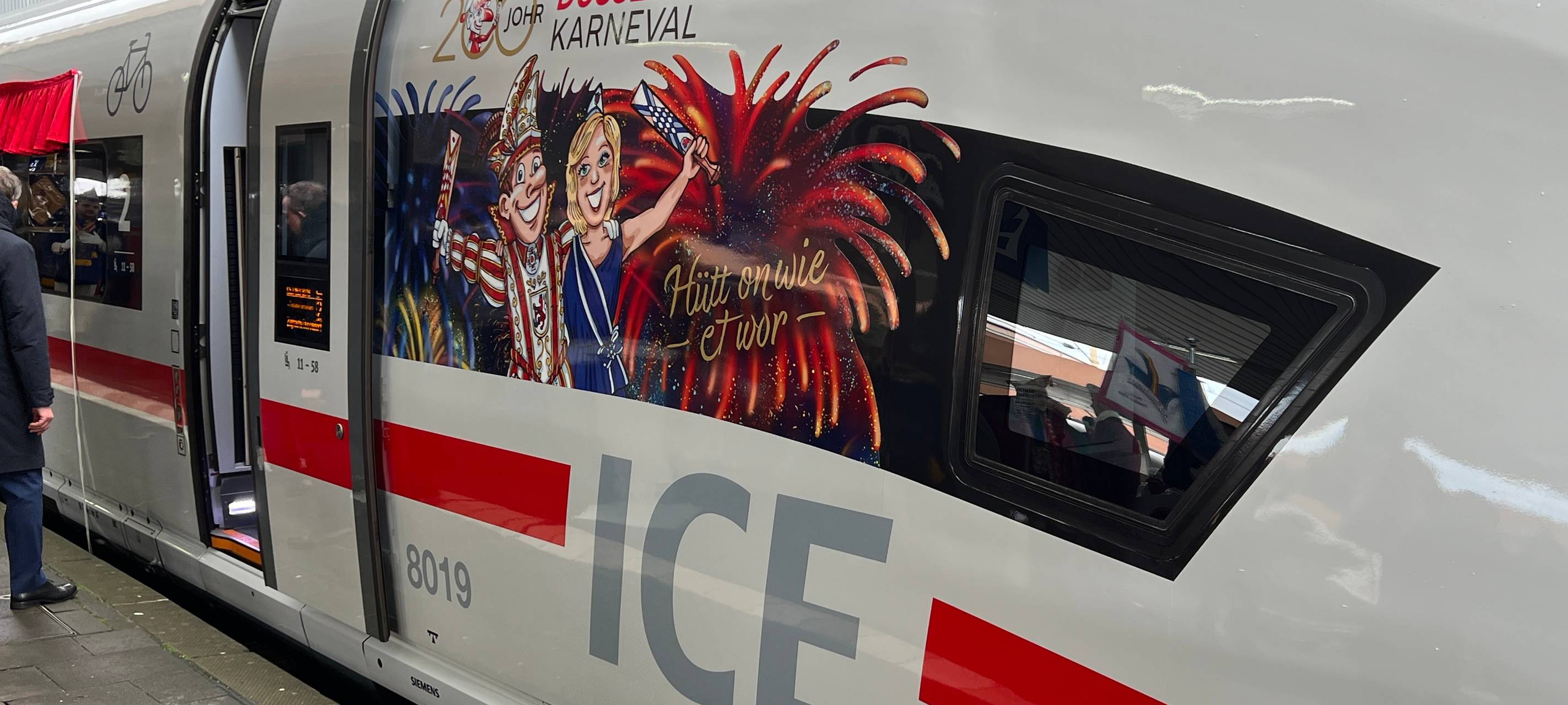 Der neue ICE mit dem Taufnamen "Düsseldorf" steht am Gleis 20 im Düsseldorfer Hauptbahnhof.