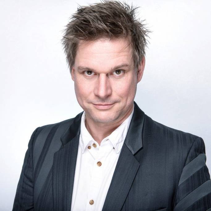 Kabarettist Jens Neutag. Er ist immer freitags bei Antenne Düsseldorf in der Rubrik Neutag spricht Tacheles zu hören.