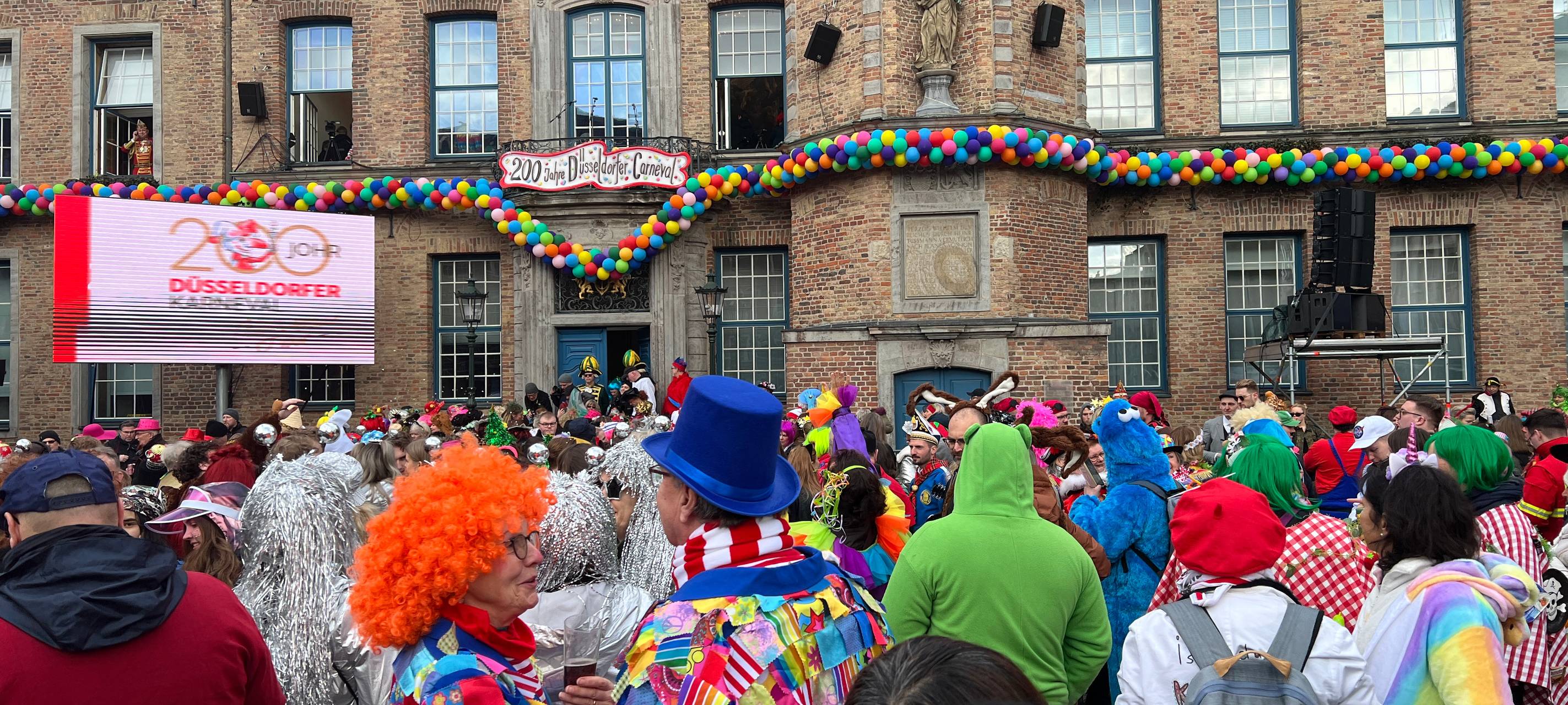 Viele verkleidete Jecken feiern gemeinsam den Start in den diesjährigen Straßenkarneval