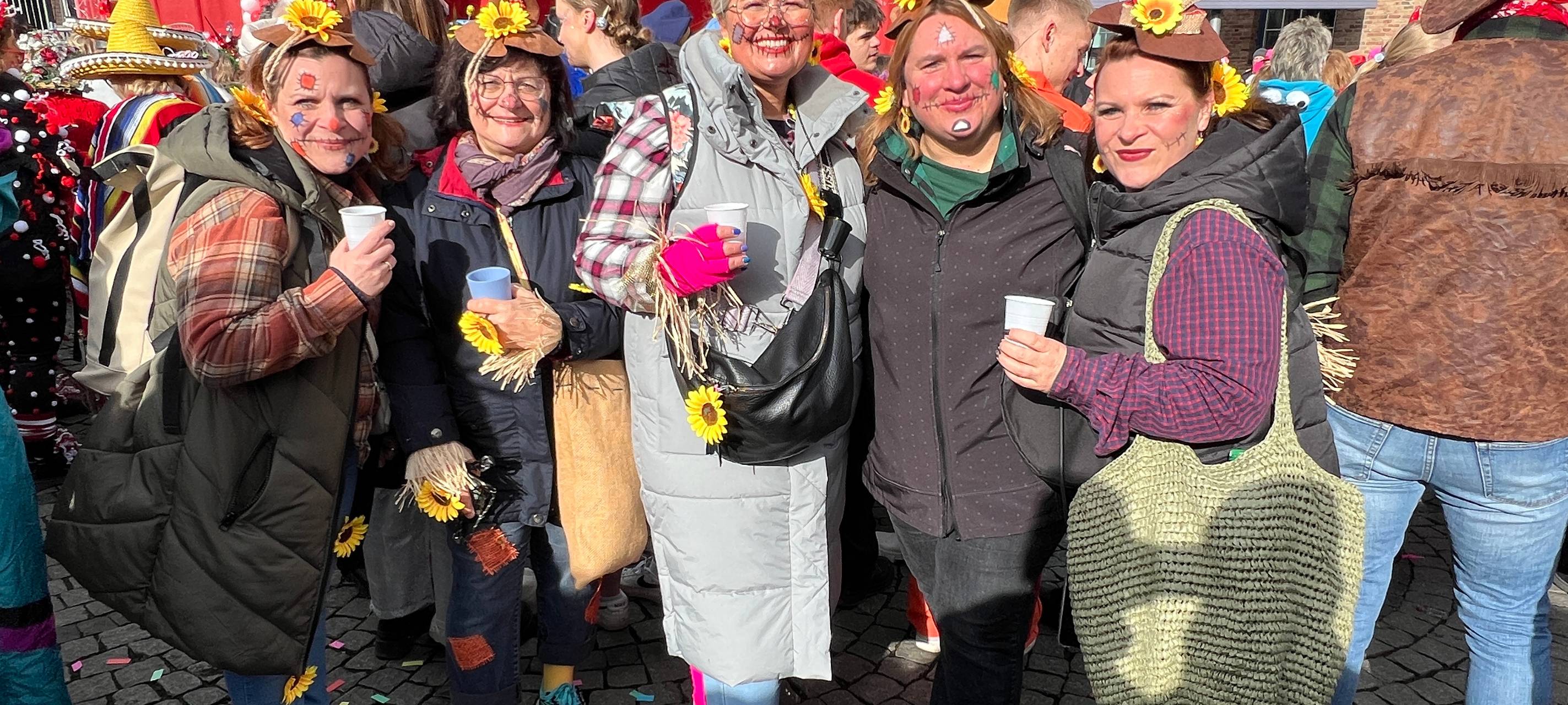Eine Gruppe von Frauen an Altweiber mit ihren selbstgebastelteten Kostümen auf dem Rathausplatz