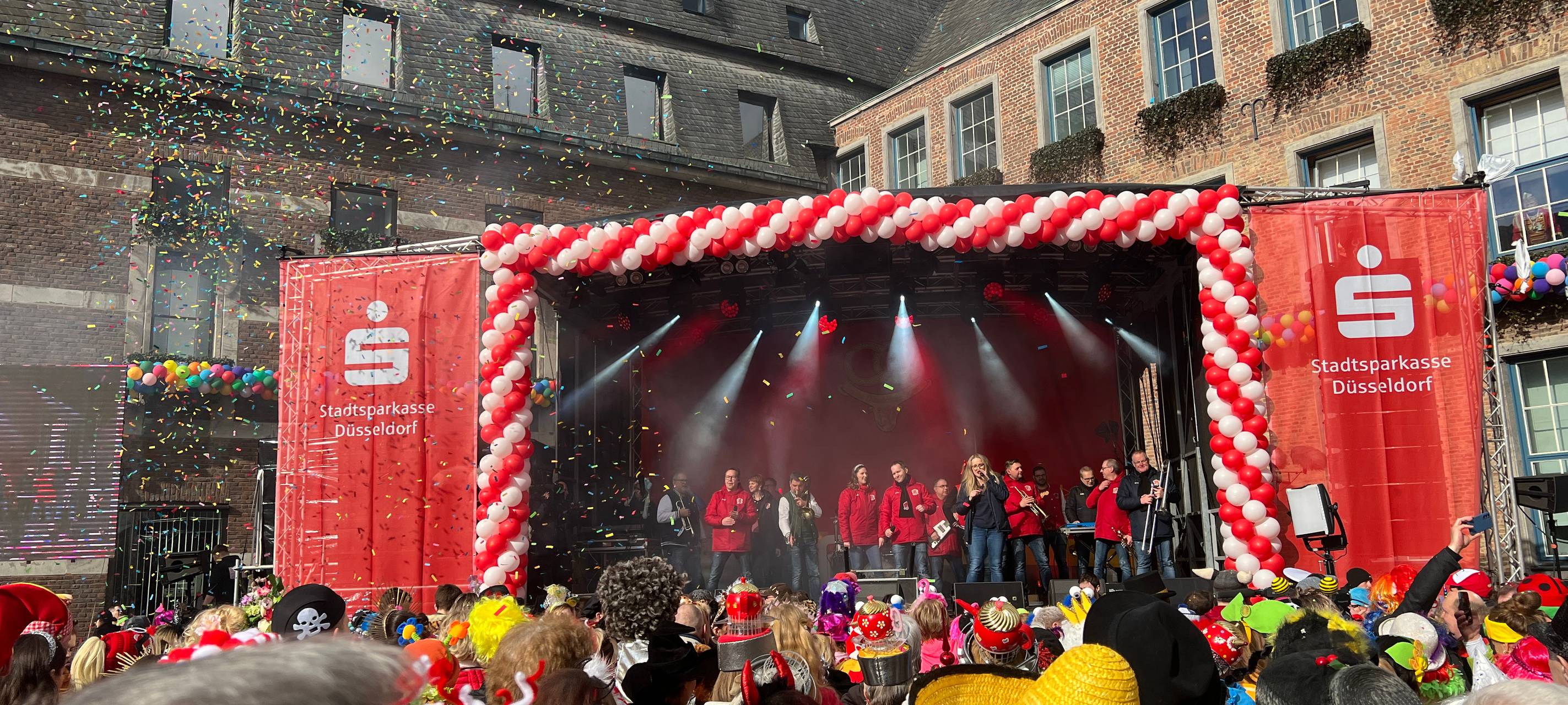 Die Swinging Funfares sorgen an Altweiber für Stimmung auf dem Rathausplatz