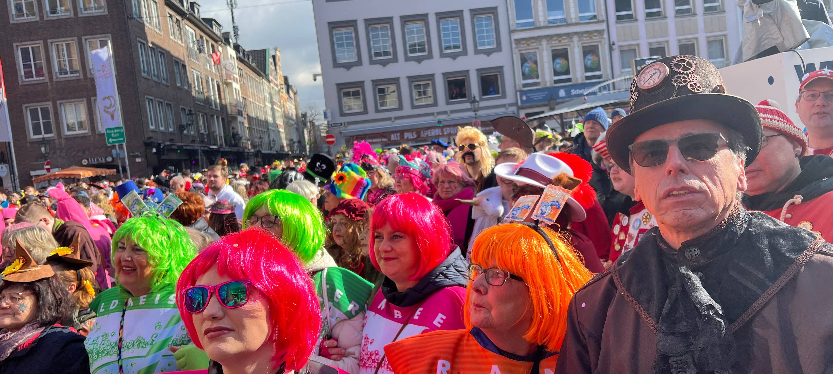 Auch in diesem Jahr erschienen an Altweiber wieder viele verkleidete Menschen auf dem Rathausplatz